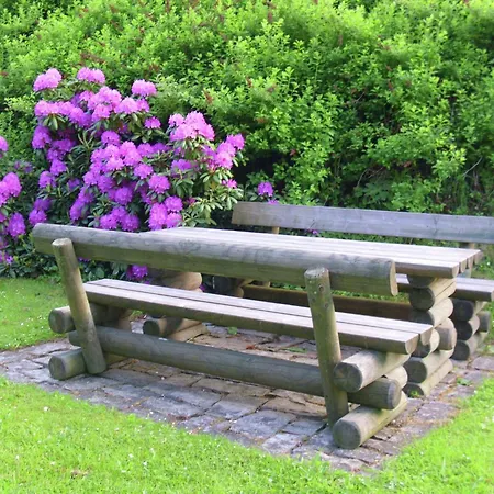 Flat In With Communal Garden Apartment *